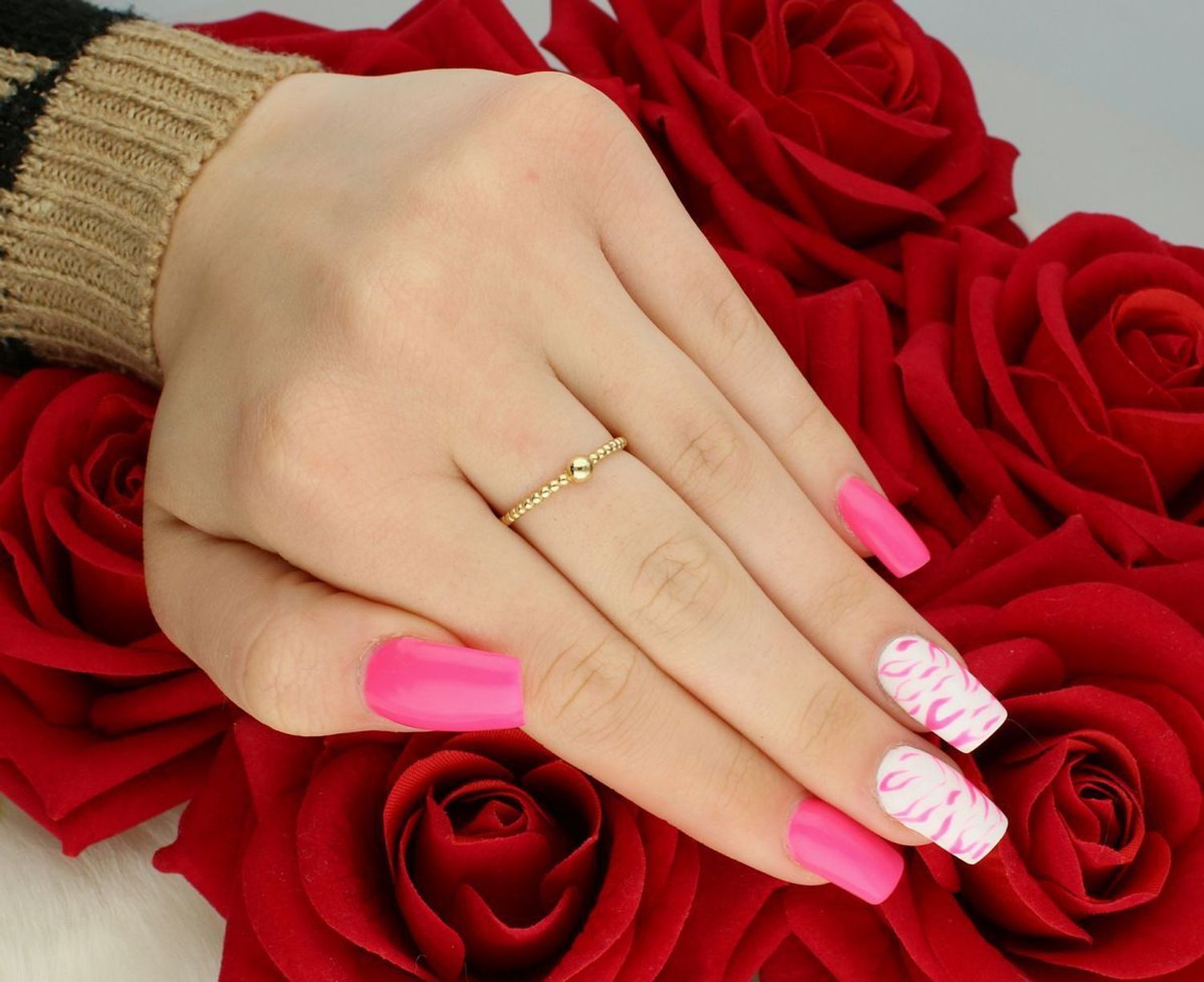 Delikatny pierścionek damski złoty próba 585 z ozdobnym motywem kuleczek. Model PI 3752A 585, rozmiar 16, waga 1,12 g, szerokość elementu 3 mm. Subtelna i lekka biżuteria.1.jpg